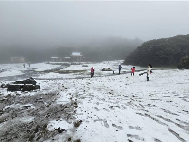 員警提醒民眾上山賞雪要注意車輛加掛雪鍊。（翻攝畫面）