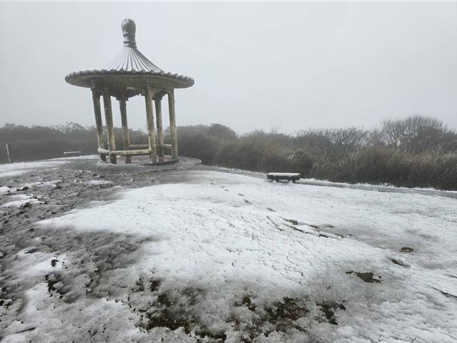 陽明山上午10時許仍低溫降雪。（翻攝畫面）