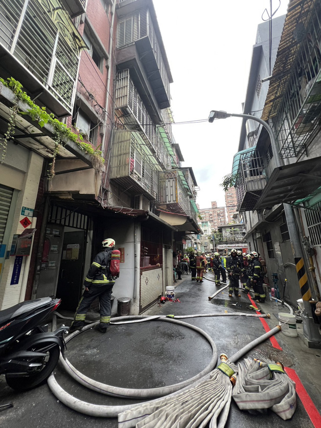 新北中和民宅火警！3樓濃煙竄出，1男受困明顯死亡。(葉庭欣/翻攝)