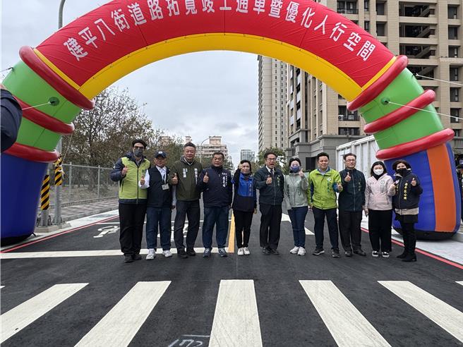 台南市長黃偉哲（右六）視察建平八街拓寬，肯定該工程將大幅提升行車行人安全。（曹婷婷攝）