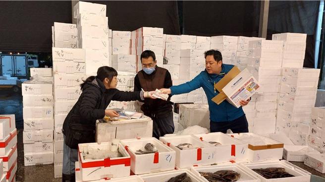 近日寒流来袭，北部低温下探至6度，渔产公司董事长郑世维及总经理施宜廷实施一系列的防寒措施，包含供应姜母茶、暖暖包发送及装置电暖炉。(黄敬文翻摄)