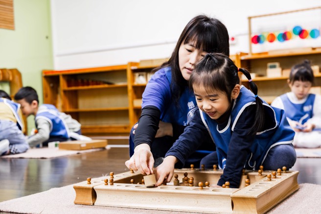 剑声幼教集团在台湾开发制造的蒙特梭利及福禄贝尔教具，每年外销世界高达上亿元。(图／剑声幼教集团提供)