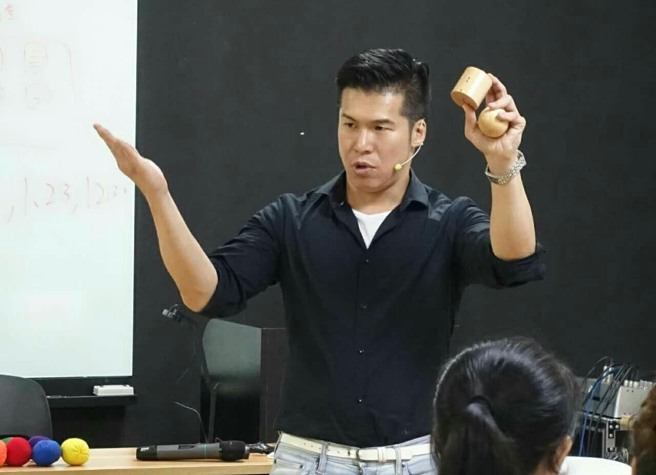 剑声幼教集团总经理翁凡哲家族三代致力引进西方新式教育已有百年歷史。(图／剑声幼教集团提供)