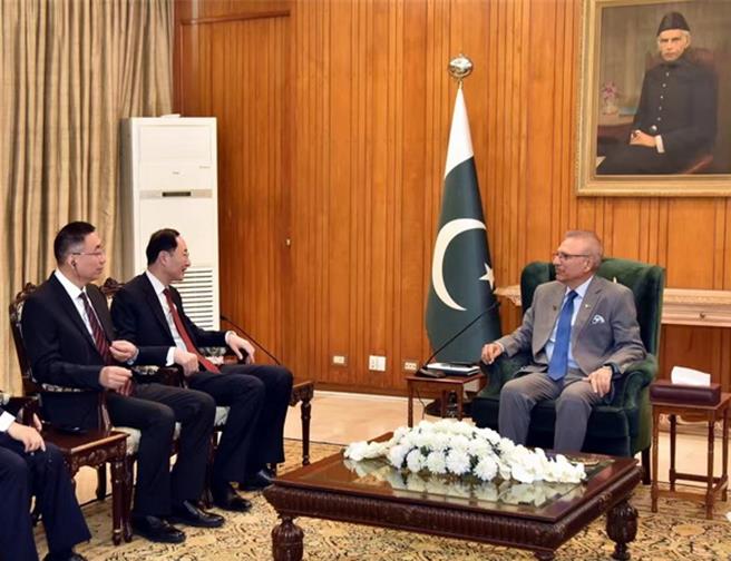 圖為大陸外交部副部長孫衛東拜會巴基斯坦總統艾維。（圖／取自大陸外交部官網）