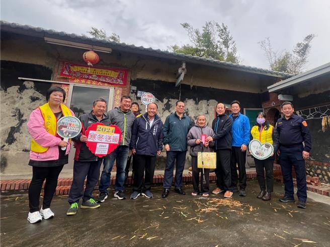 清水警分局长蔡庆星率高美派出所所长林士钦，结合高美警友站站长王锡彬等人，前往高美辖区五里举行爱心送暖活动。（警方提供）