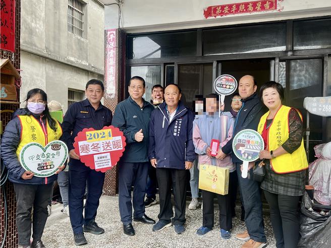 清水警分局长蔡庆星率高美派出所所长林士钦，结合高美警友站站长王锡彬等人，前往高美辖区五里举行爱心送暖活动。（警方提供）
