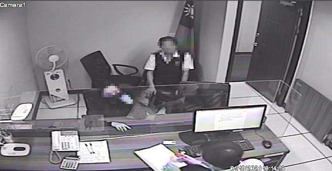 周女因遭境管，今年1月16日主动前往新北分署说明案情。（法务部行政执行署新北分署提供／吕健豪新北传真）