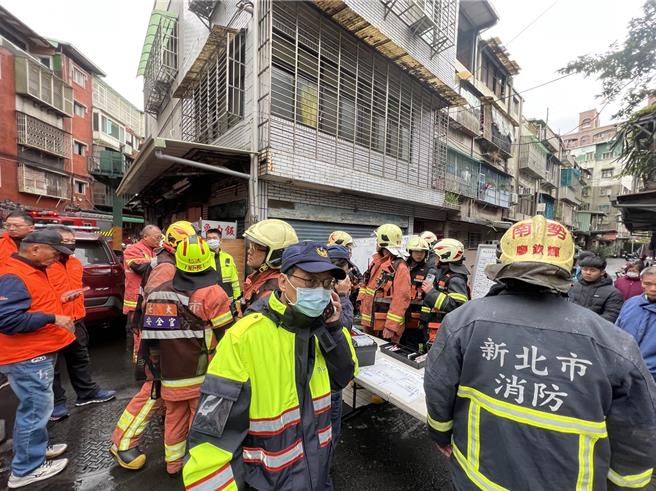 新北市中和區民安街一棟4樓建築物23日上午10點半左右，3樓處冒出大量濃煙，警消趕抵現場，立即灑水灌救。（新北市消防局提供）
