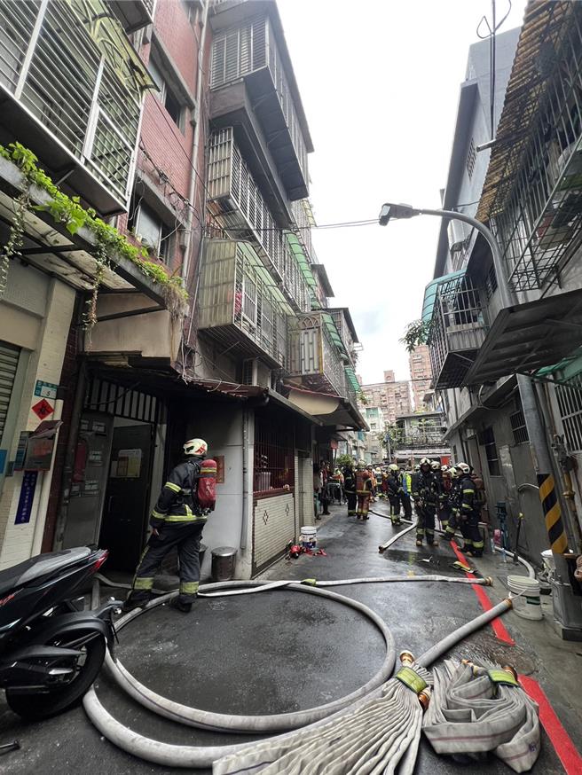 警消趕抵現場，立即灑水灌救，約20分鐘後控制火勢。（新北市消防局提供）