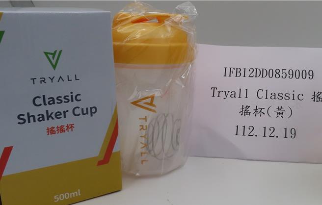饌元股份有限公司自中國大陸進口的「搖搖杯」，經食藥署溶出試驗超標43.5倍。（食藥署提供）