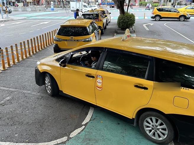 彰化县政府交通处23日指出，彰化县计程车将于今年2月8日零时起至2月14日24时止，共7天，每一车次加收起表费50元，民眾若遇计程车司机超收、乱喊价等状况，可径自向监理机关检举。（彰化县政府提供／孙英哲彰化传真）