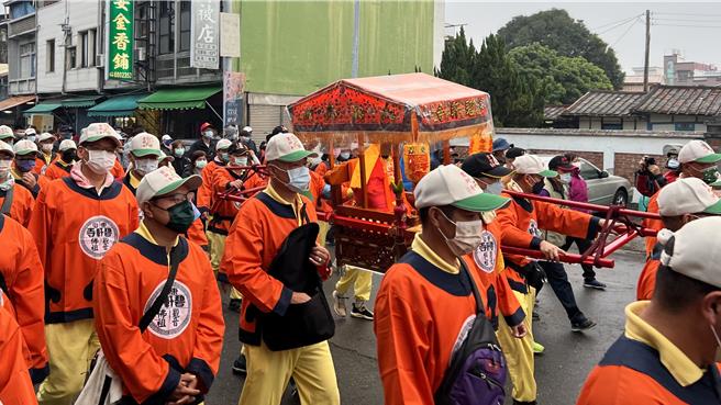 東山迎佛祖歷史悠久，民俗維持迄今已近200年，每年農曆12月23日，信眾皆以徒步方式走古香路，越過重重山嶺，護送觀音佛祖「正二媽」回鑾碧雲寺過年。（本報資料照片）