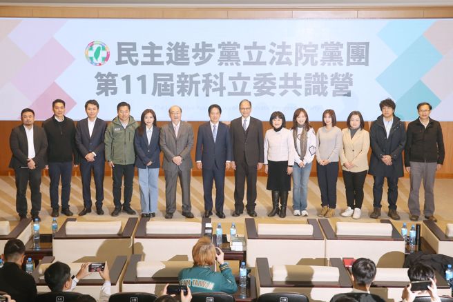 民進黨立院黨團23日舉行新科立委共識營，黨團總召柯建銘（左六）、民進黨主席賴清德（左七）、立法院長游錫堃（左八）及新科立委們一起合影。（杜宜諳攝）
