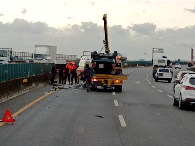 国道3号北向193.6公里彰化和美路段，23日上午发生自小客车撞击掉落物造成翻车的事故，1辆货车后方载运的铝梯行进间掉落车道，造成后方2车闪避不及，1车爆胎、1车翻车，幸好未酿人员伤亡。（民眾提供／孙英哲彰化传真）