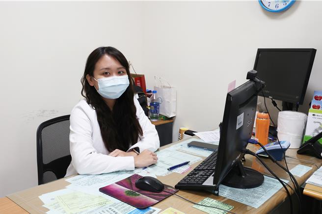 洪瑄堤呼吁，由于症状类似精神病，有时患者会被误会是老番颠、中邪等，因此延迟就医，若如果家中长辈，突然间情绪大变，或猜疑、妄想等情况，都可向身心科求助。（员荣医院提供／吴建辉彰化传真）