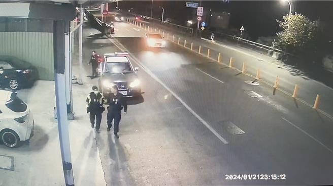 洪男不满小吃店小姐态度不佳竟亮枪恐吓，但在警方上门前已早一步离开。(警方提供)