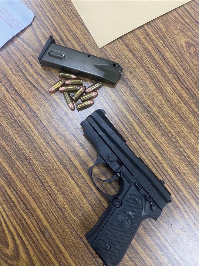 警方在小吃店现场发现改造枪支及多发子弹。(警方提供)
