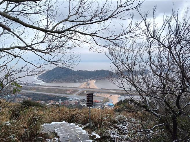 入冬最強寒流來襲，離島連江縣北竿壁山23日凌晨開始飄雪，至上午積雪已達約3公分。（翻攝陳維軍臉書）