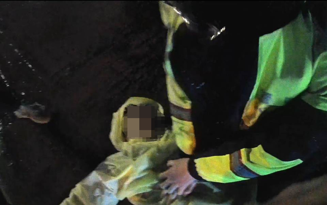 拖吊车司机因为心肌梗塞倒地，大园暖警CPR神救援，与死神抢命成功。（翻摄画面）