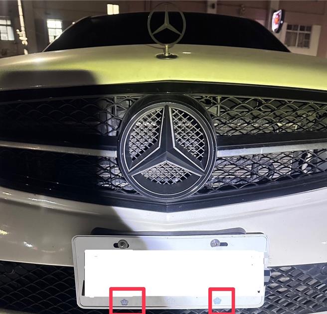 孫姓男子的賓士車掛假車牌，被警方看出有貓膩。（翻攝照片／洪靖宜高雄傳真）