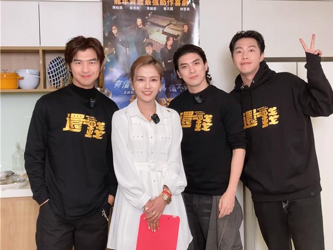 陈柏霖（左）与蔡凡熙（右起）、林哲熹到李明珊直播间宣传电影。（楼顶揪楼下提供）