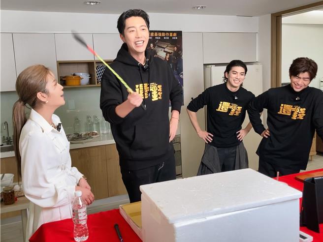 2度造访的蔡凡熙，被要求用ABC口吻叫卖。（楼顶揪楼下提供）