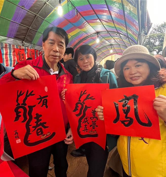 書法家、八德藝文協會理事長陳再旺（左）依每年生肖不同，用創意書寫出與生肖有關的字樣，還可以客製化寫下專屬的新春祈福的字詞。（陳夢茹攝）