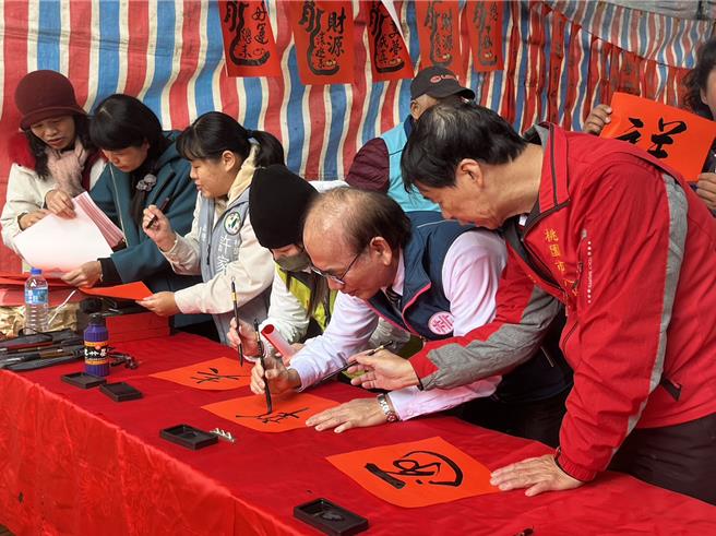 桃園市八德區公所與八德藝文協會合作，邀請書法名家坐鎮，免費寫春聯贈送給民眾，讓民眾歡心過年。（陳夢茹攝）