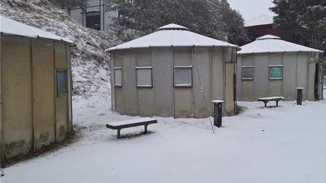 雪霸国家公园九九山庄也被大雪覆盖。（布农卡里布湾企业社提供／谢明俊苗栗传真）