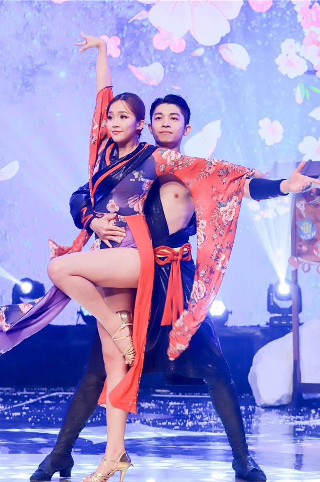 赖慧如（左）跟老公刘家铭表演日本风的国标舞。（民视提供）