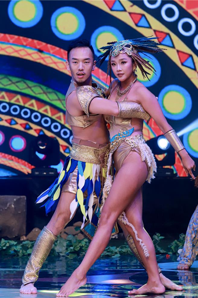 赖慧如（右）将全身抹黑表演非洲摩登舞。（民视提供）