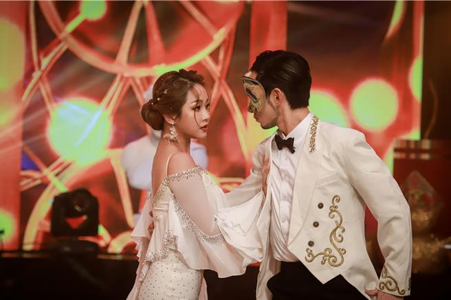 赖慧如（左）直呼英国宫廷风的探戈很难。（民视提供）