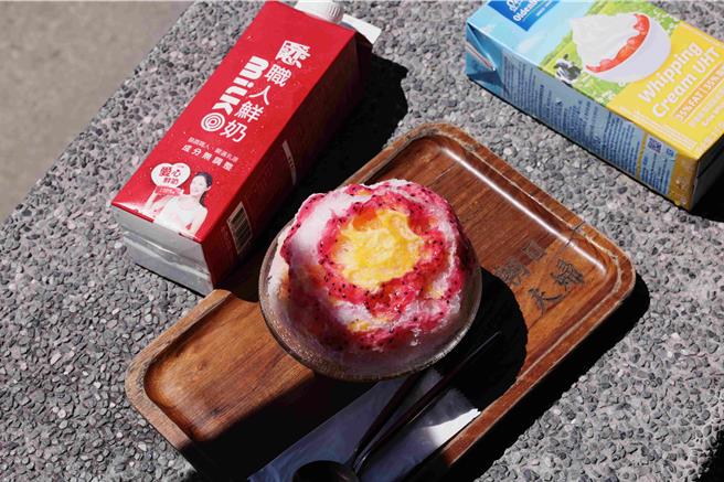 淡水老街人气刨冰店「朝日夫妇」过年春游期间已提高店内人气品项备货量，让出游民眾都能开心享用。（开元食品提供／朱世凯台北传真）