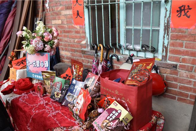 冠军建材资助华山基金会送孤老年菜。（谢明俊摄）