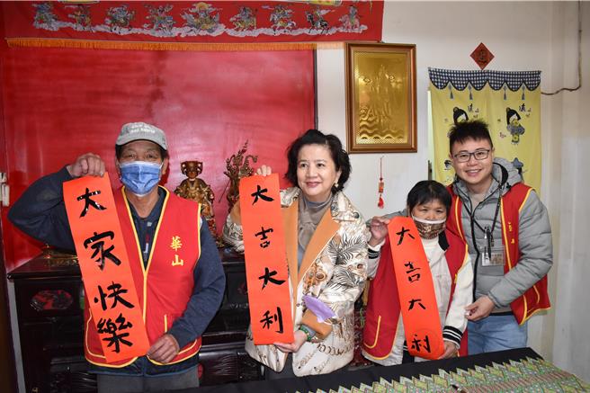 冠军建材为张阿嬷两老准备丰盛的年节佳肴，并由副董事长王桂凤陪同共享温馨年菜，一起写春联祝贺新年快乐。（谢明俊摄）