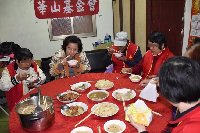 冠军建材为张阿嬷两老准备丰盛的华山年节佳肴，并由副董事长王桂凤陪同共享温馨年菜。（谢明俊摄）