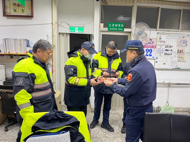 淡水分局长彭正中体恤员警吹着寒风值勤，特别在督勤时带着热姜茶给同仁去寒。(叶庭欣/翻摄)