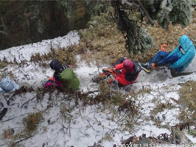 玉山排云山庄清晨5时许陆续飘雪4小时，积雪达2公分，巧遇银白美景的山友直呼幸运。（玉山国家公园提供／杨静茹南投传真）