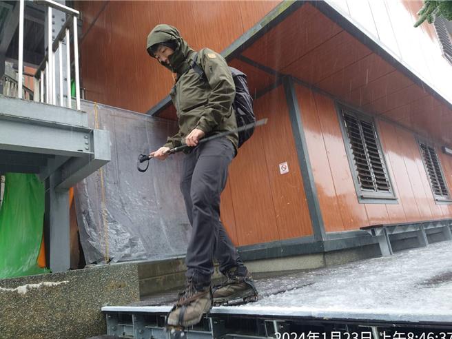 玉管处提醒山友们做好保暖，务必备妥雪地装备，做好雪地攀登经验及风险评估，切勿贸然登山。（玉山国家公园提供／杨静茹南投传真）