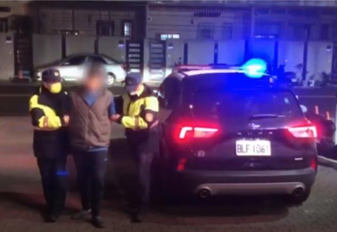 中市游男不满胞兄长期啃老，兄弟22日晚间爆发衝突，游持球棒攻击兄头部，打到他头破血流倒地，经送医急救伤重不治。游男坦承犯行，警讯后，依家暴杀人罪嫌送办。（民眾提供／陈淑芬台中传真）