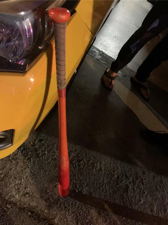 中市游男不满胞兄长期啃老，兄弟22日晚间爆发衝突，游持球棒攻击兄头部，打到他头破血流倒地，经送医急救伤重不治。游男坦承犯行，警讯后，依家暴杀人罪嫌送办。（民眾提供／陈淑芬台中传真）