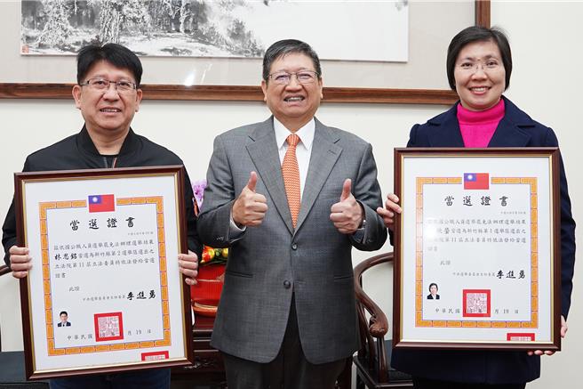 新竹县长杨文科（中）颁立委当选证书给徐欣莹（右）和林思铭（左），期许2人在中央争取经费协助地方建设。（罗浚滨摄）