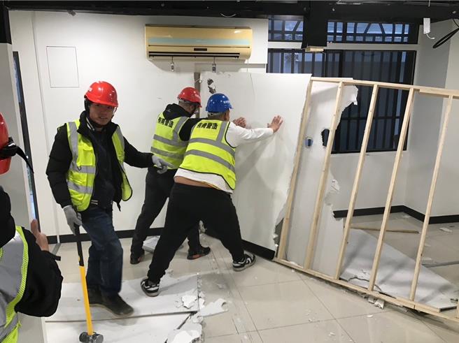 桃园市政府去年9月启动「静邻专案」，建管处23日派员强制拆除违规麻将馆。(建管处提供／蔡依珍桃园传真)