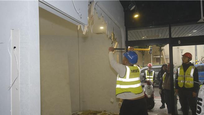 桃园市政府去年9月启动「静邻专案」，建管处23日派员强制拆除违规麻将馆。(建管处提供／蔡依珍桃园传真)