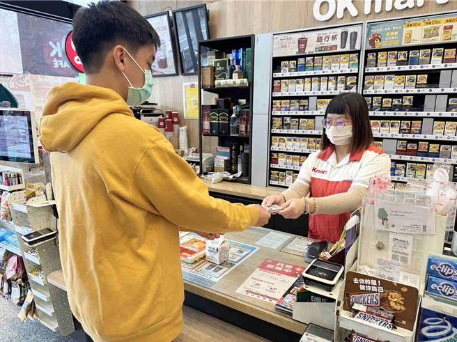 嘉义市与一卡通票证股份有限公司合作，推出寒假数位幸福饱餐券，学生持嘉ｅ卡至合作的便利商店就可以领取餐点。（嘉义市政府提供／吕妍庭嘉义传真）