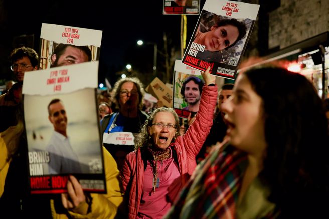 人质家属和支持者22日在以色列国会外抗议，要求政府採取行动，尽快带回人质。（图／路透）