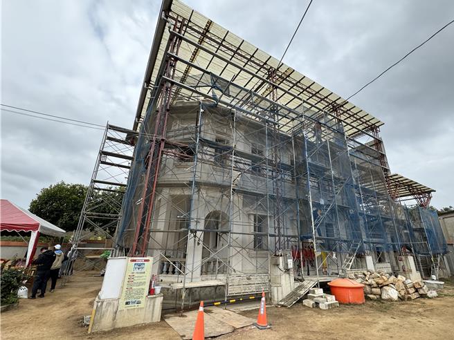金门县定古蹟「董允耀洋楼」，由文化部文化资产局与金门县政府共投入新臺币4500万元的预算进行修復，自2022年4月29日起开工迄今已约600日。(于家麒摄)