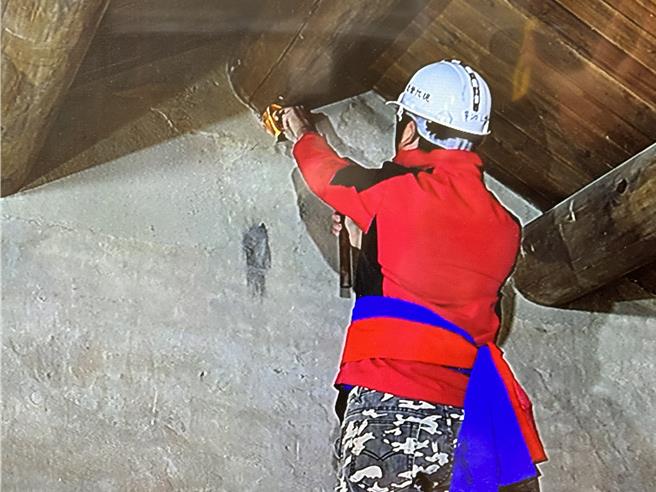 金门县定古蹟「董允耀洋楼」今日遵循古礼科仪办理「安梁归岫」典礼，也代表着修復工程已进入高峰。(于家麒摄)