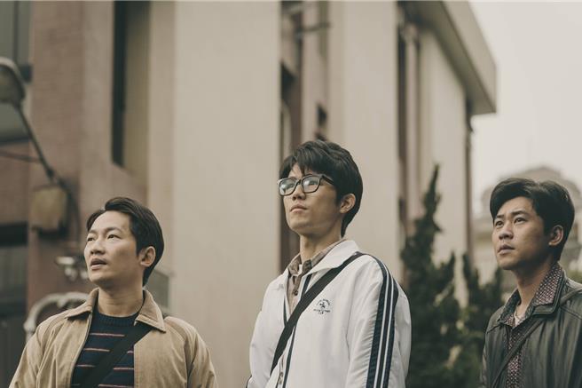 蔡昌宪（左起）、张耀仁、黄迪扬在《盐水大饭店》有着兄弟情。（公视台语台提供）