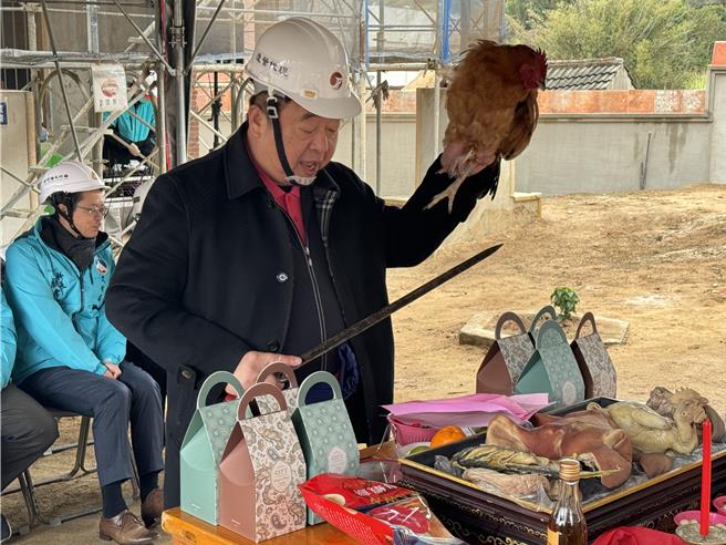 金门县定古蹟「董允耀洋楼」今日遵循古礼科仪办理「安梁归岫」典礼，透过传统仪式取得天、地、人三位一体空间的和谐，祈求建筑过程圆满。(于家麒摄)